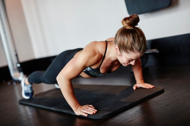 Femme faisant des pompes à la salle de sport
