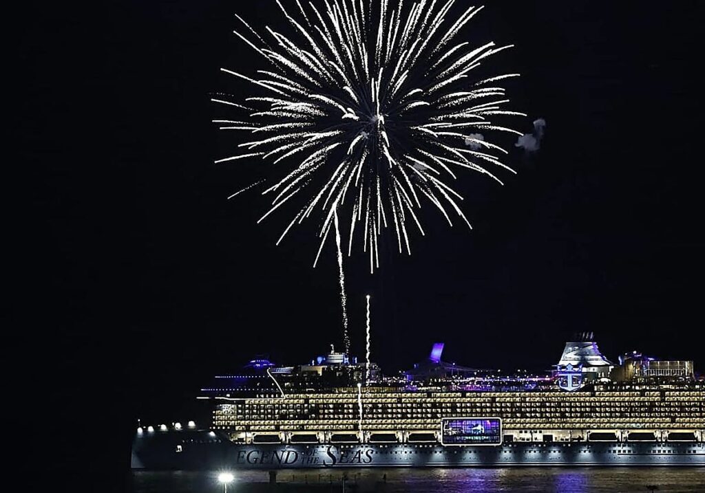 Le plus grand paquebot du monde quitte Malaga sous un feu d'artifice éblouissant