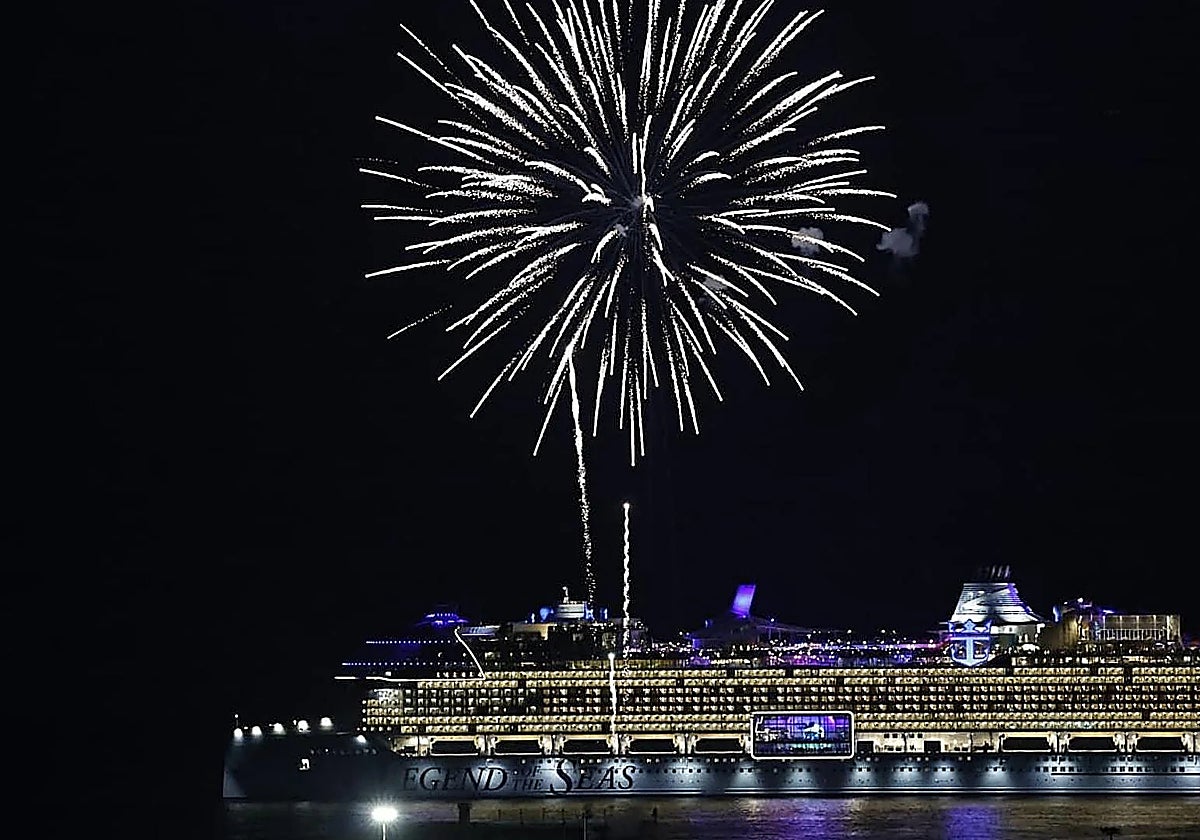 Le plus grand paquebot du monde quitte Malaga sous un feu d'artifice éblouissant