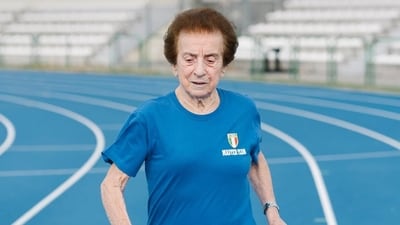 Le secret de la forme d'Emma Maria Mazzenga à 92 ans : séances courtes, sprints, marches, poisson, œufs, légumes. Pas de marathons. Pas d'excès.