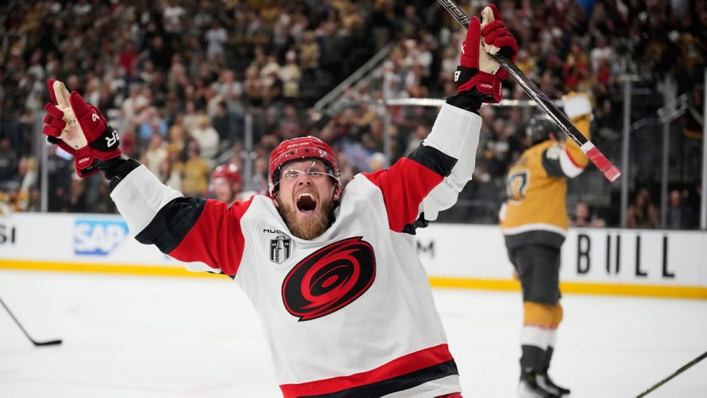 Les Hurricanes de la Caroline décrochent la Stanley Cup à Vegas!