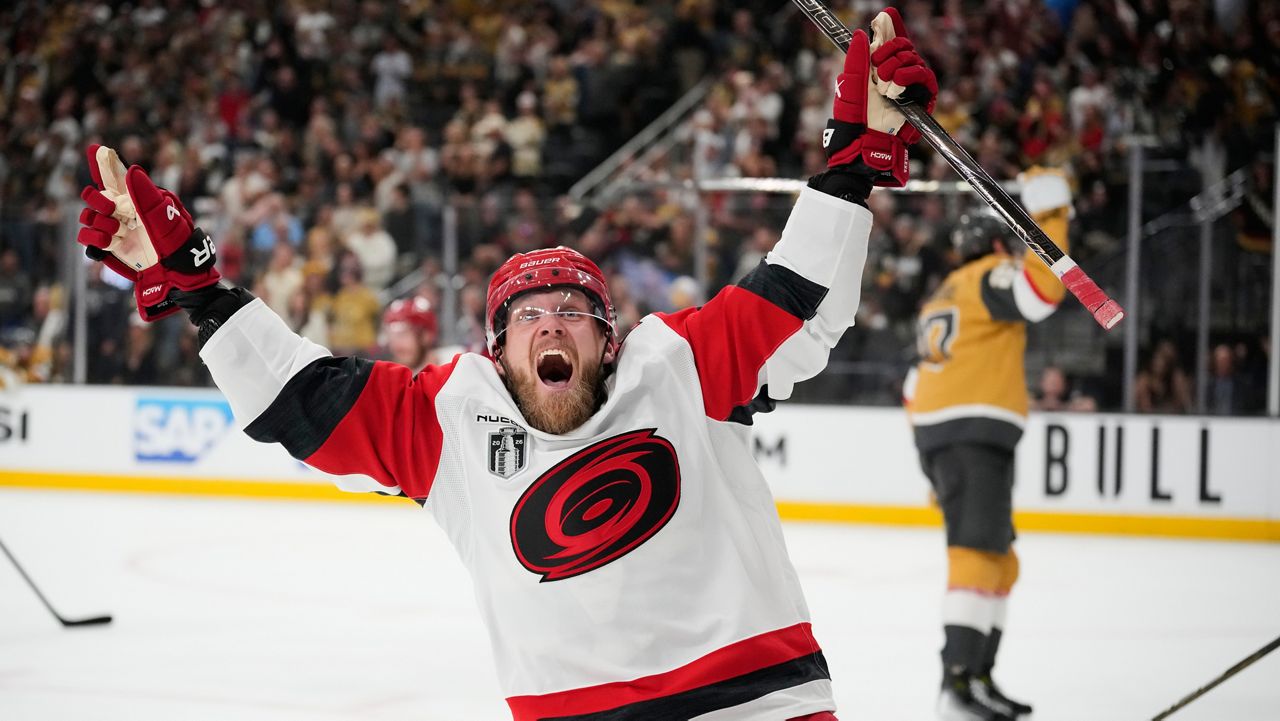 Les Hurricanes de la Caroline décrochent la Stanley Cup à Vegas!