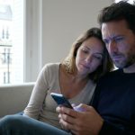 L'illusion des couples idéaux en ligne : un miroir déformant pour notre propre bonheur amoureux, selon les chercheurs