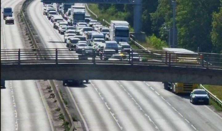 La M20 en direction de la côte est fermée après la sortie J4 suite à un accident. Image: National Highways