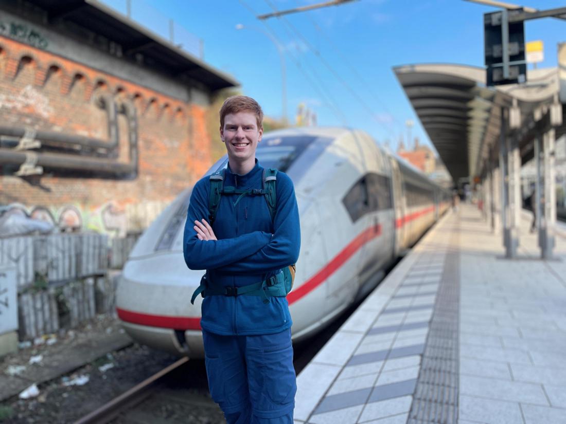 Lasse devant un train