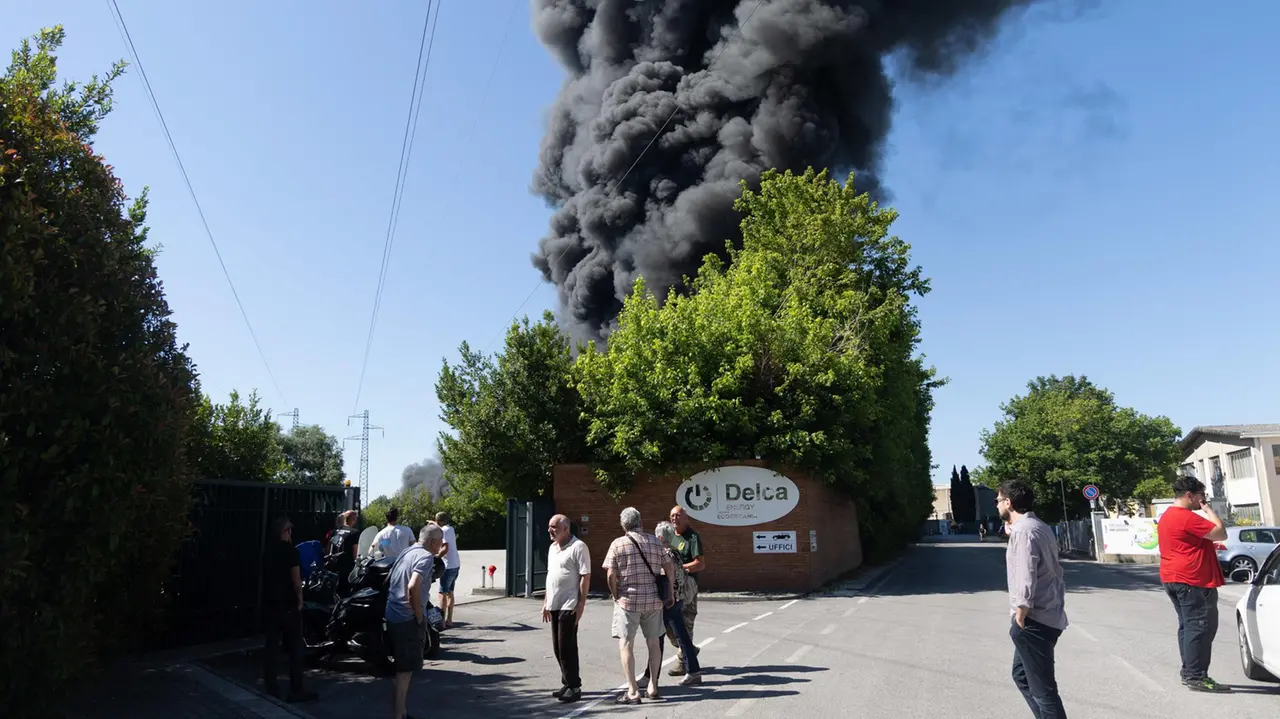 Le grand incendie et le nuage noir. Écoles fermées à Cascina et Vico. Fumée sur toute la région pisane