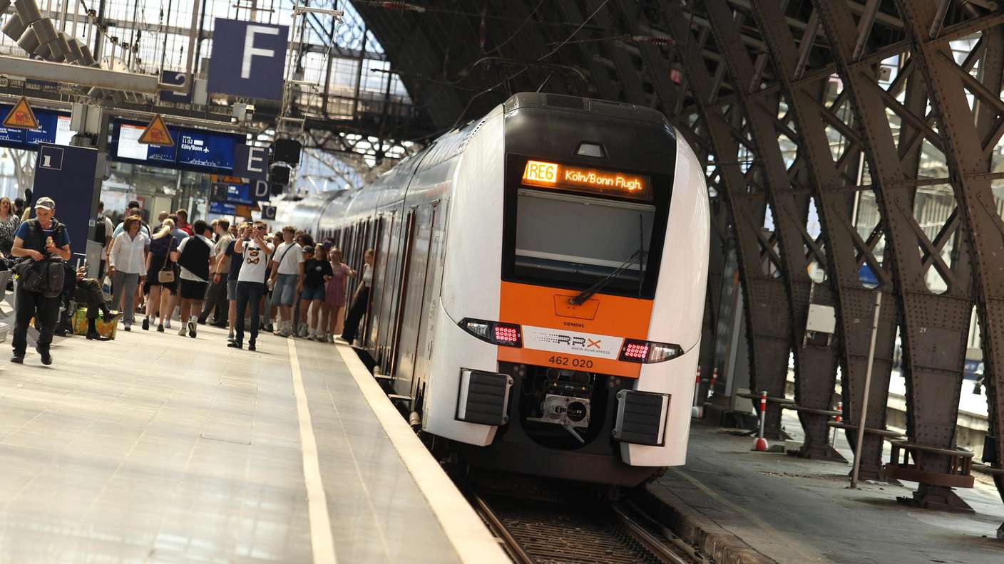 Un train de la ligne RE6 en direction de l'aéroport de Cologne/Bonn