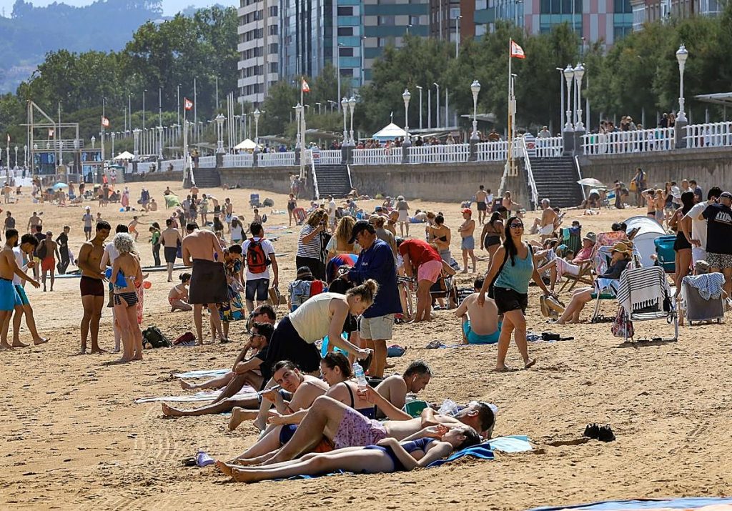 Plages et parcs bondés en Asturias lors de la première canicule estivale