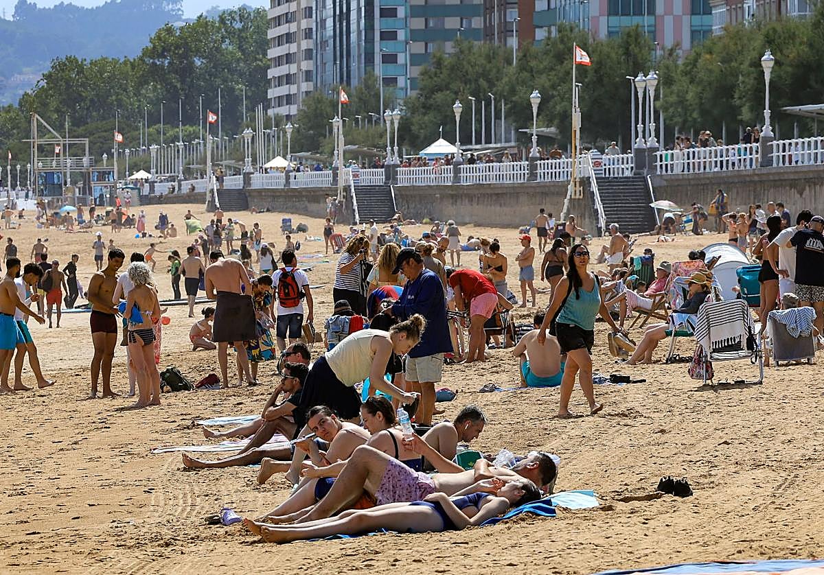Plages et parcs bondés en Asturias lors de la première canicule estivale