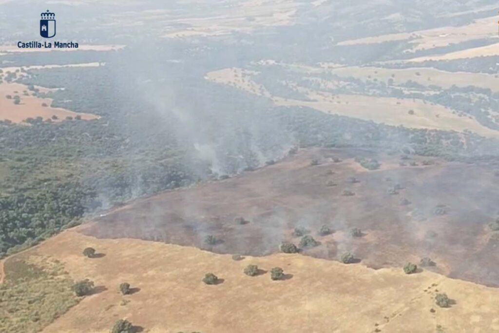 Plus de 70 pompiers combattent un incendie dans les Montes de Toledo