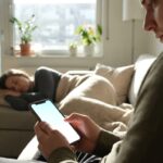 Pourquoi fouiller le téléphone de votre partenaire peut briser la confiance plus rapidement qu'un mensonge révélé