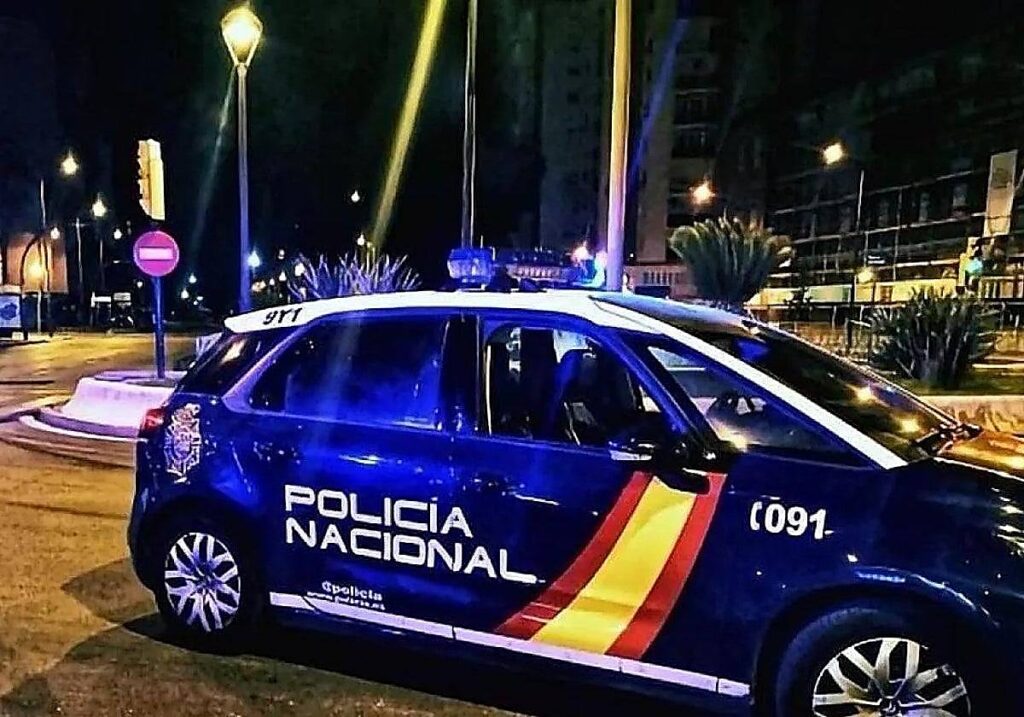 Rajan un homme en attendant de commencer son travail à Málaga