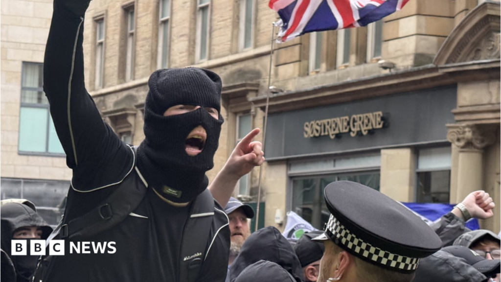 Rassemblement anti-raciste perturbé par un groupe masqué à Glasgow