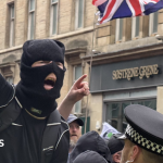 Rassemblement anti-raciste perturbé par un groupe masqué à Glasgow
