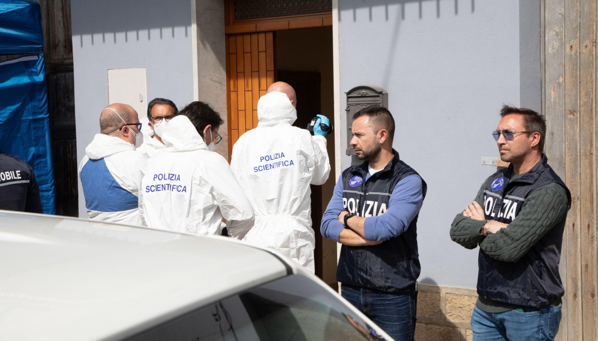Préparation des dispositifs électroniques dans le domicile des victimes à Pietracatella