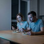 Repas silencieux : le lien qui s'efface devant l'écran du téléviseur