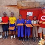 Retour triomphal d'un fondateur de charité d'Oldham après sa huitième mission pour le marathon d'Ouganda