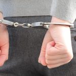 Un homme arrêté pour corruption de mineur et agression sexuelle