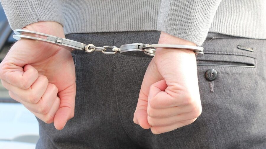Un homme arrêté pour corruption de mineur et agression sexuelle