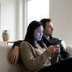 Un simple « like » en dit long : comment un geste banal peut mettre en péril votre relation plus qu'une dispute.