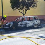 Voiture en flammes : une famille piégée à l'intérieur