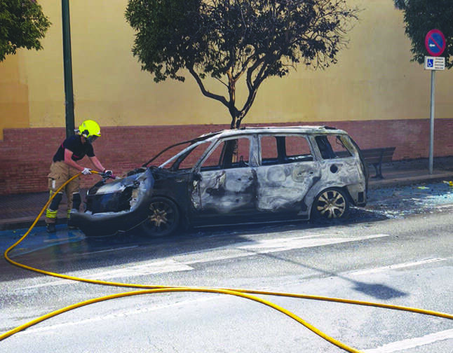 Voiture en flammes : une famille piégée à l'intérieur