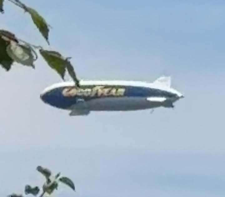 Le dirigeable Goodyear aperçu au-dessus de Bearsted, près de Maidstone, vendredi. Photo : Jake Wardle