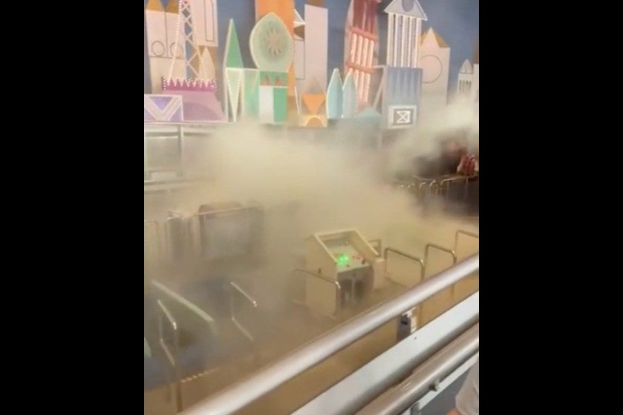 Haze près de l'entrée de l'attraction