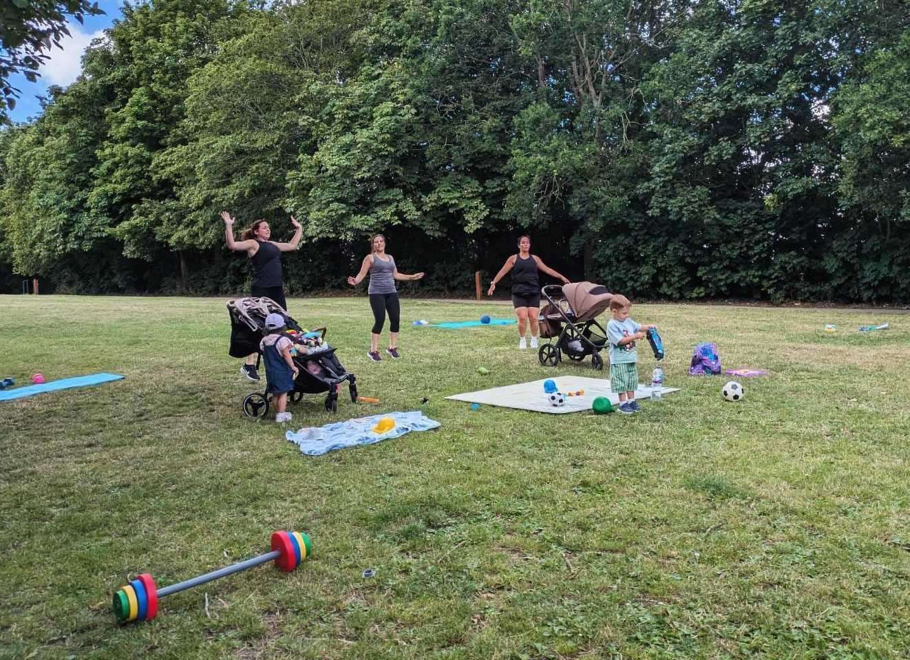 Les Bootcamps en poussette sont une manière amusante pour les mères de faire de l'exercice avec leurs enfants.