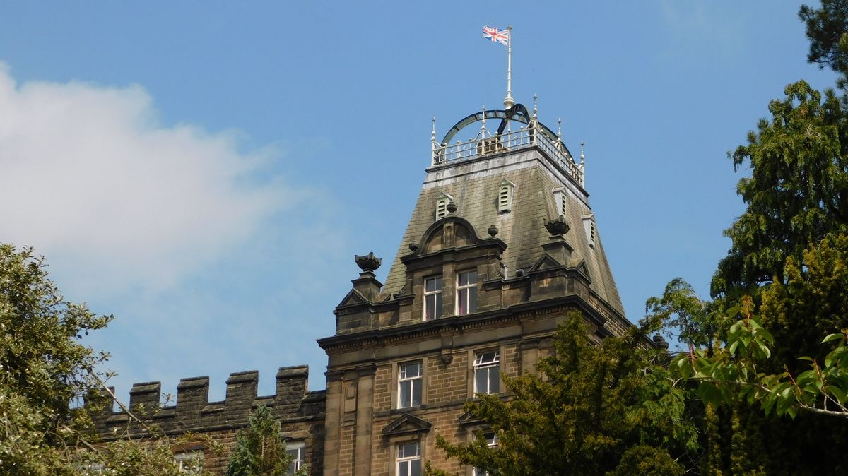 Réforme qualifiée de 'fasciste' après une coupe du salaire du leader d'opposition du Derbyshire