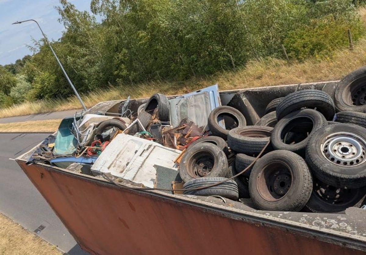 Les déchets semblent inclure des pneus et des panneaux d'isolation