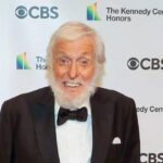 Le secret de Dick Van Dyke pour vivre en pleine santé à 100 ans : une habitude quotidienne révélée par la science !