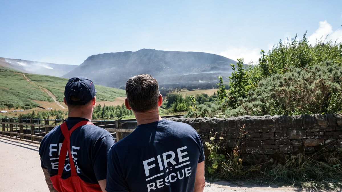 L'incendie continue de faire rage au-dessus de Saddleworth