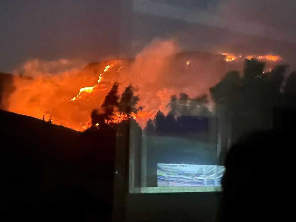 L'incendie peu après avoir éclaté le samedi