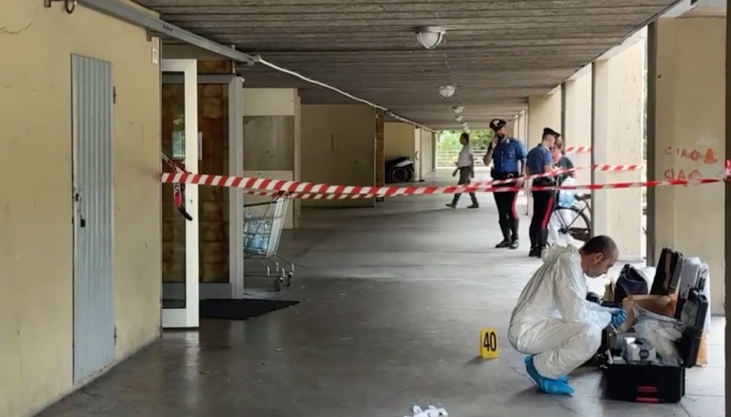 Meurtre à Modène : homme retrouvé tué à coups de couteau dans un immeuble