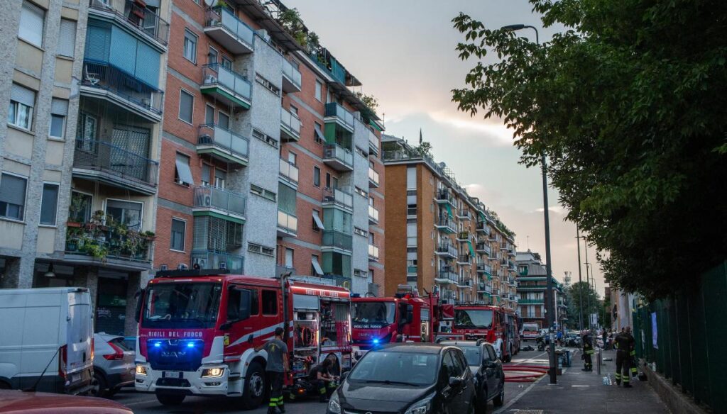 Incendie dans un immeuble à la périphérie de Milan : deux victimes et deux intoxiqués, évacuations en cours