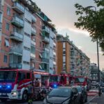 Incendie dans un immeuble à la périphérie de Milan : deux victimes et deux intoxiqués, évacuations en cours