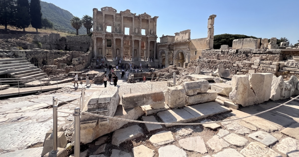 Éphèse, la cité romaine qui rivalise avec les géants du tourisme moderne