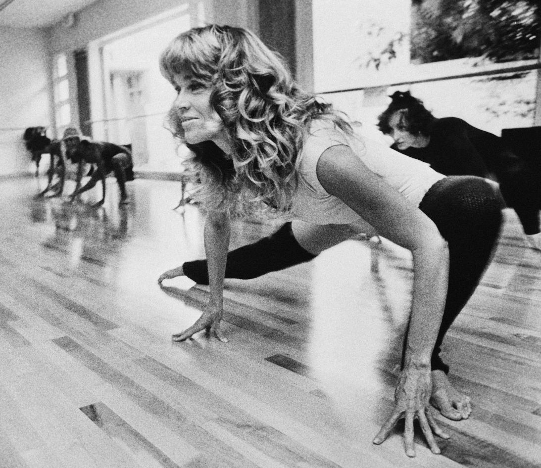 Jane Fonda s'exerçant dans son salon à Beverly Hills en 1979.