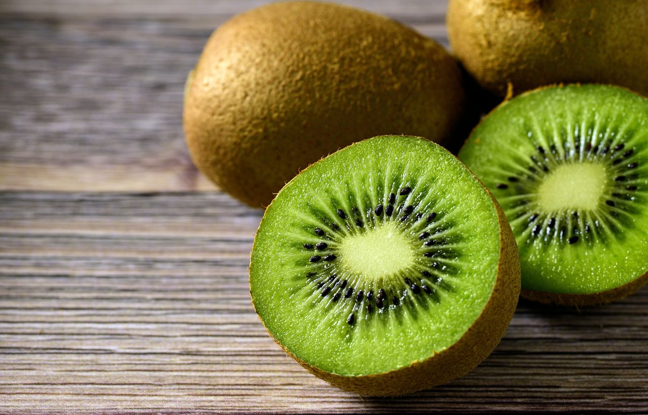 Le kiwi est riche en vitamine C.