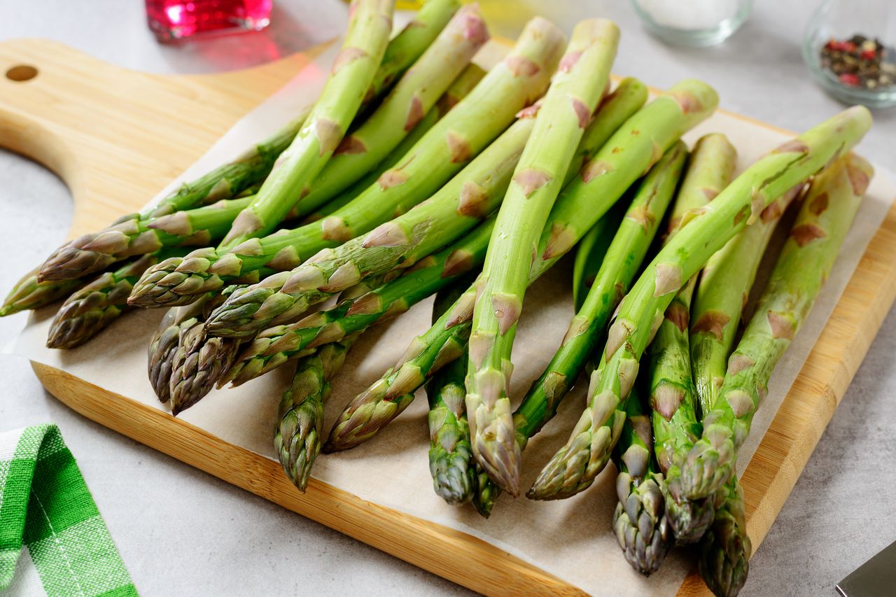 Cuire les asperges avec de l'huile peut offrir plus d'antioxydants et de vitamines liposolubles.