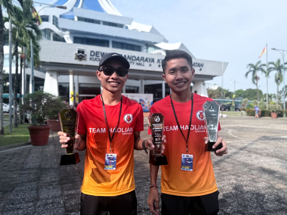 Les jumeaux, Syahrullah et Hazarullah, montrent fièrement leurs trophées lors du Kuching Half Marathon Heritage Run 2026. Les jumeaux, Syahrullah et Hazarullah, montrent fièrement leurs trophées lors du Kuching Half Marathon Heritage Run 2026.