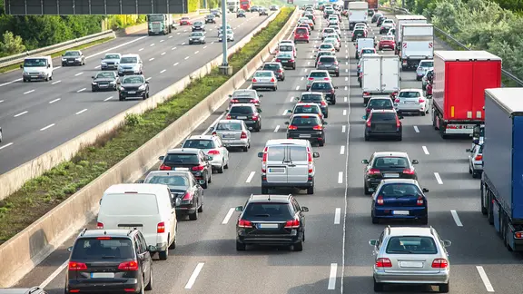 Une file de voitures dans un embouteillage