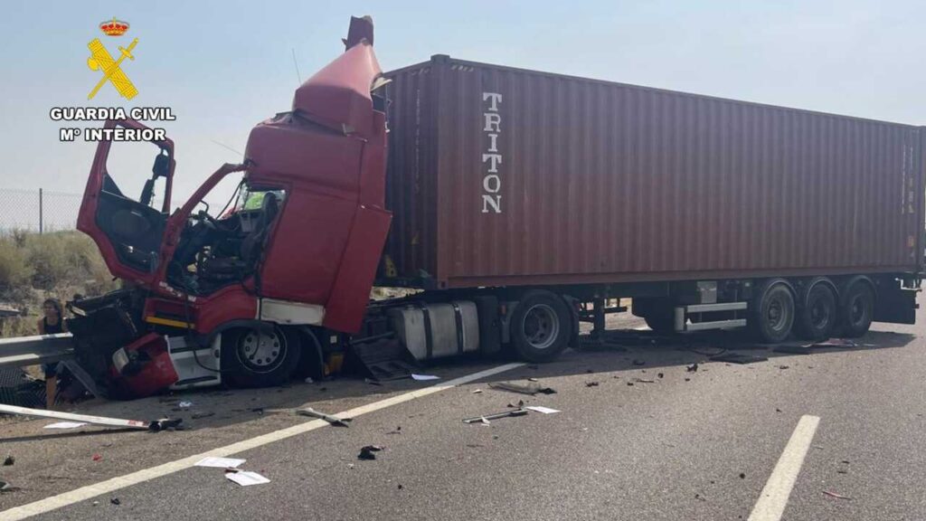 Accident entre deux camions sur l'AP-2 : un blessé grave à La Almolda