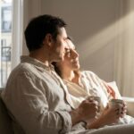 Adieu les couples fusionnels en vacances : les conseils des psychologues pour un été épanouissant !