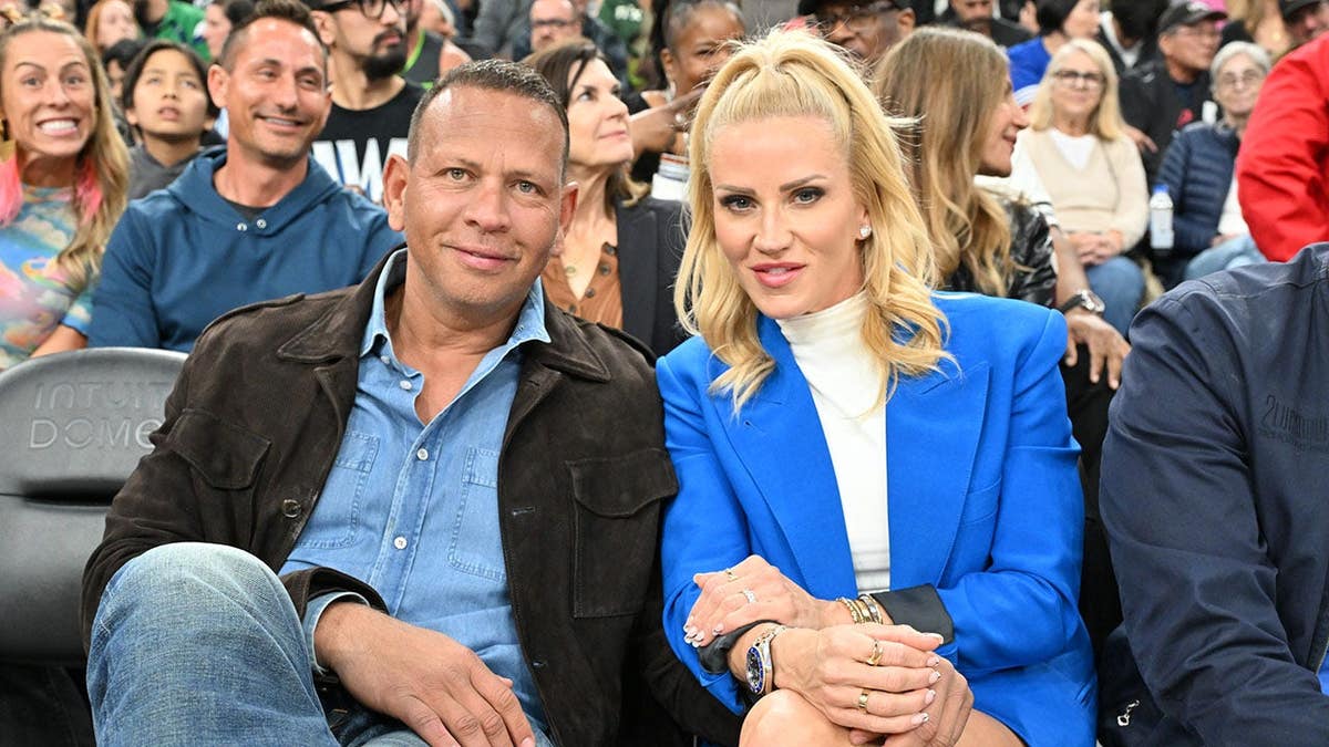 Alex Rodriguez et Jaclyn Cordeiro assistent à un match de basket