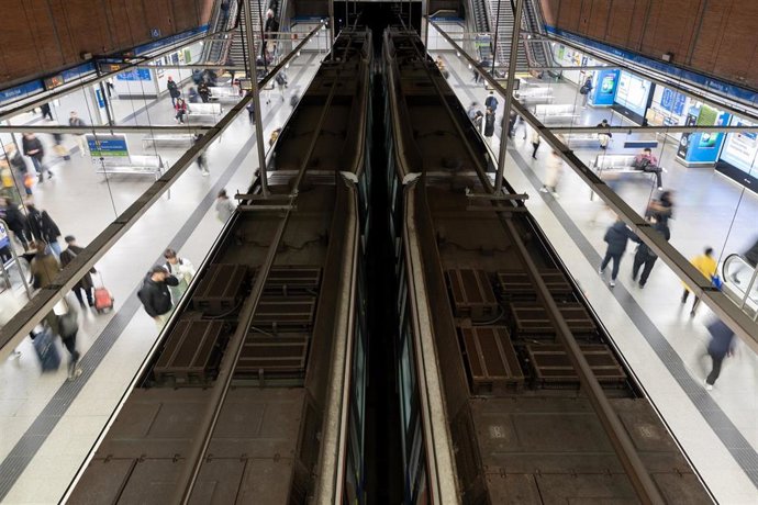 Un train de la ligne 6 de métro de Madrid