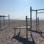 Calisthénie sur l'une des plages les plus populaires de Grenade