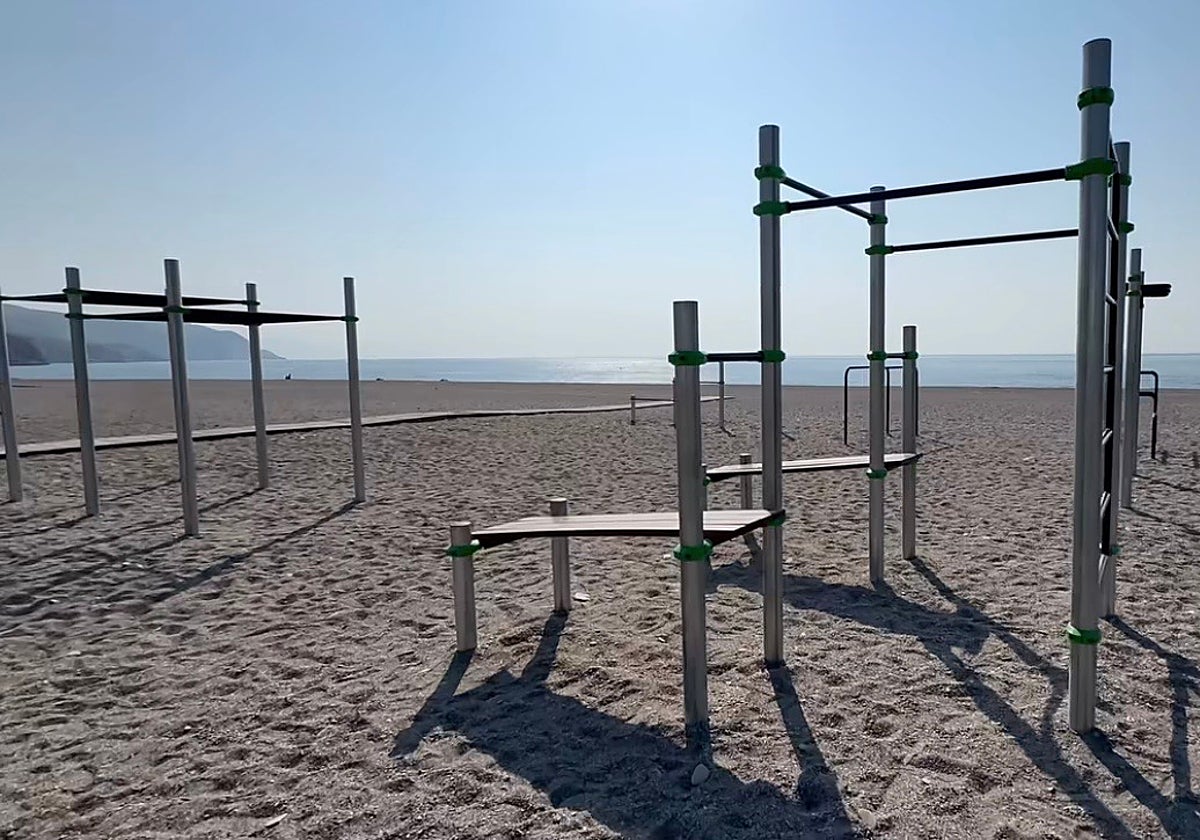 Calisthénie sur l'une des plages les plus populaires de Grenade