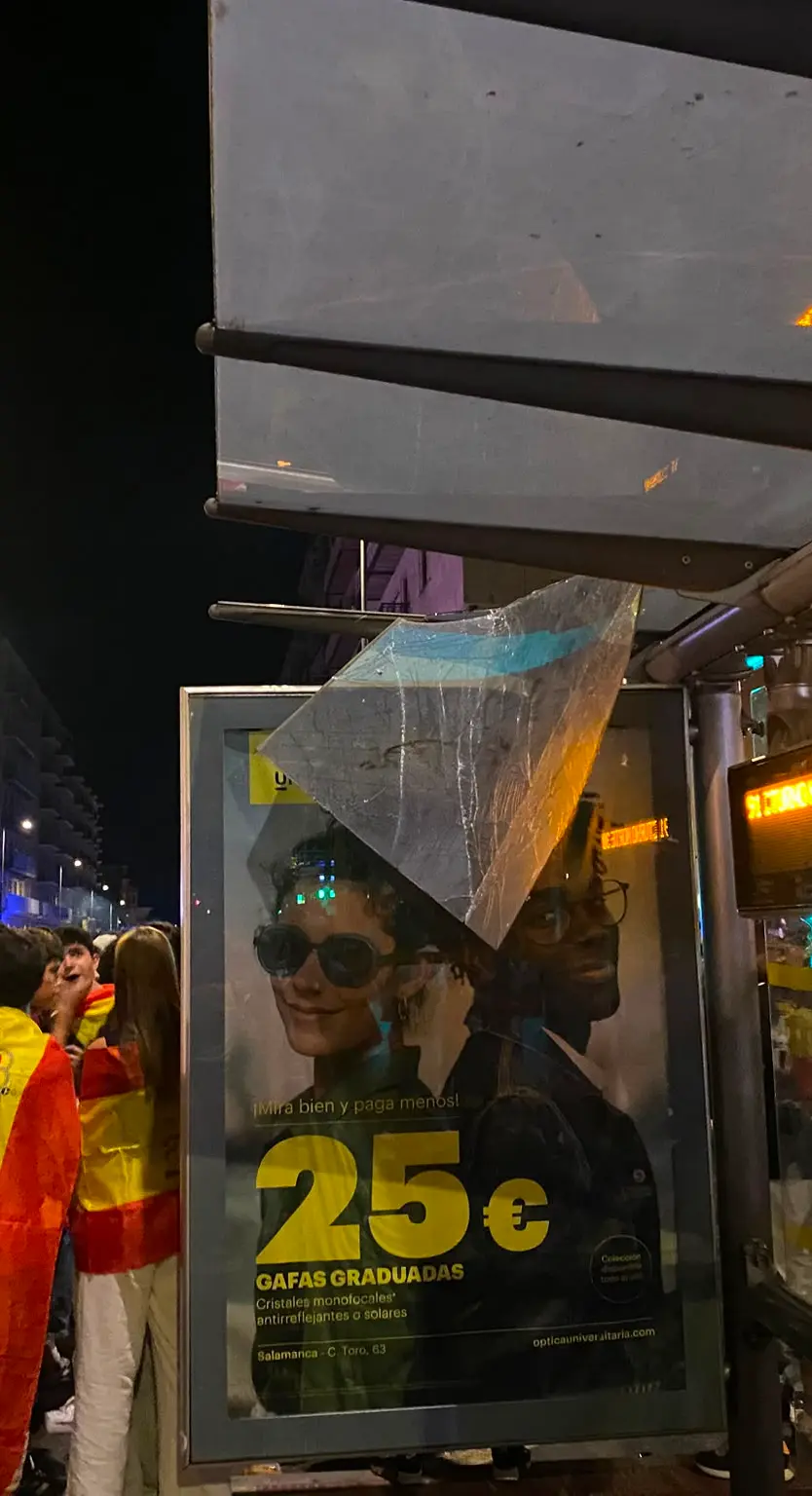 Abri de bus endommagé lors des célébrations